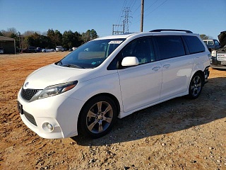 TOYOTA SIENNA SE 2016