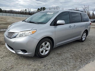 TOYOTA SIENNA LE 2015