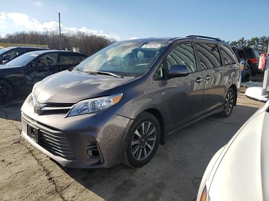 TOYOTA SIENNA XLE 2018