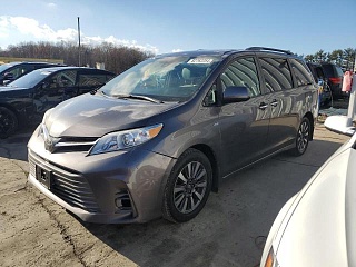 TOYOTA SIENNA XLE 2018